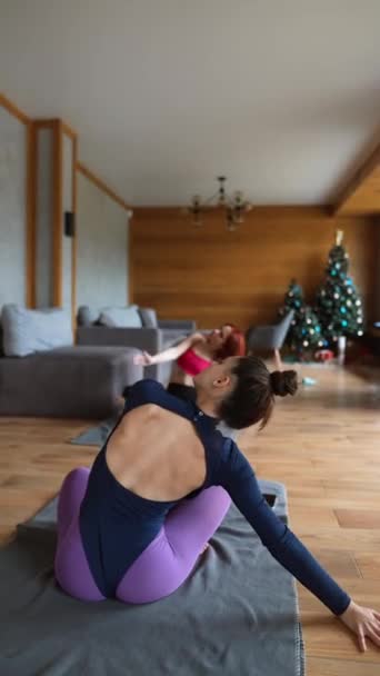 Duas Meninas Bonitas Estão Fazendo Exercícios Ioga Casa Alongamento Corpos — Vídeo de Stock