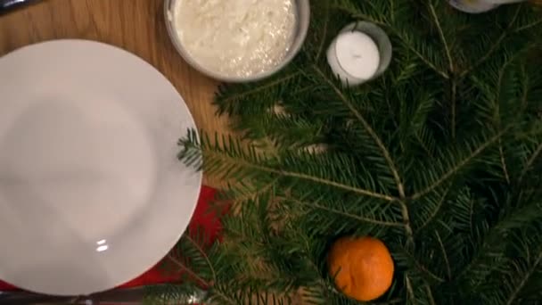 友人のお祝いのディナーテーブルのショットを閉じるおいしい食事を提供しています クリスマスのホリデーパーティーテーブル 食べ物と飲み物のコンセプト4K映像 高品質4K映像 — ストック動画