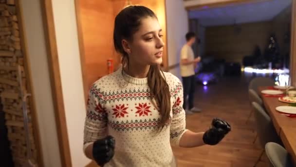 Tahta Masada Noel Partisi Için Yemek Hazırlayan Güzel Bir Kız — Stok video