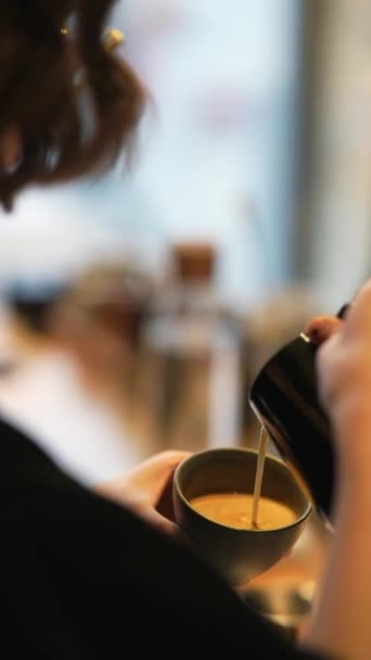 Barista Sütlü Kahve Üzerine Latte Çiziyor Kahve Dükkanında Içki Hazırlama — Stok video