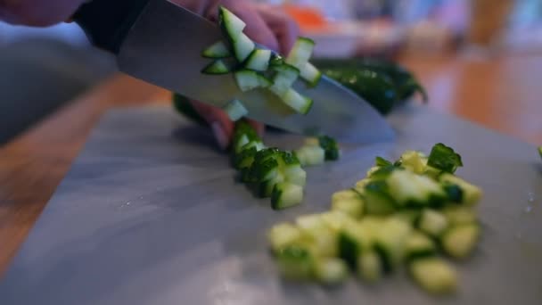 Zielone Ogórki Krojone Nożem Kuchni Koncepcja Zdrowych Warzyw Sałatkowych Zbliżenie — Wideo stockowe