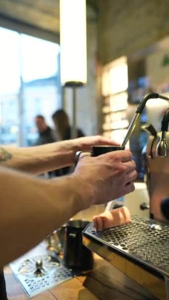 Barista Gör Kaffe Process För Att Göra Dricka Coffeeshop Makrofilmisk — Stockvideo