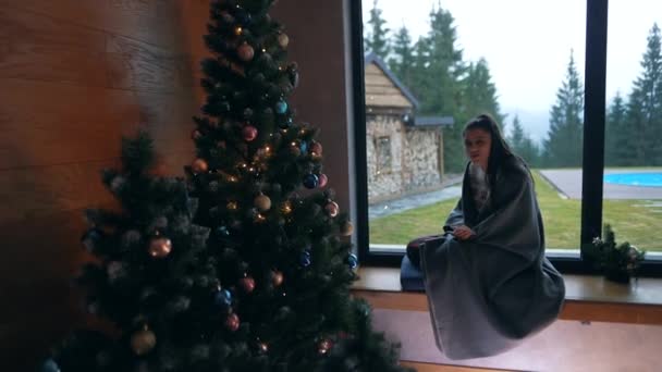 Schöne Junge Mädchen Karo Sitzt Der Nähe Geschmückten Weihnachtsbaum Hause — Stockvideo