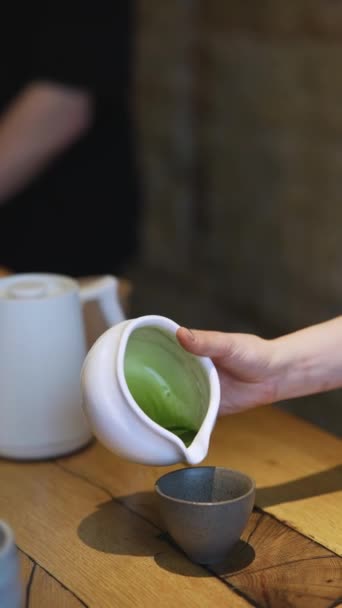 Matcha Proces Podejmowania Zielonej Herbaty Białej Misce Drewnianym Tle Stołu — Wideo stockowe