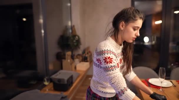 Schöne Mädchen Bereitet Dekorationen Auf Dem Holztisch Mit Mahlzeiten Für — Stockvideo