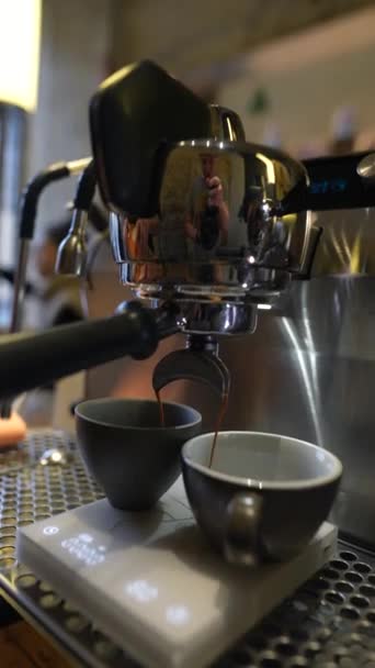 Barista Robi Kawę Proces Przygotowywania Drinków Kawiarni Makro Zbliżenie Kinematografii — Wideo stockowe