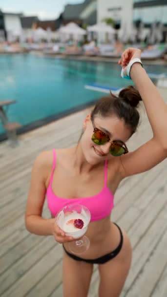 Jong Mooi Sexy Meisje Bikini Dansend Het Strand Met Cocktail — Stockvideo