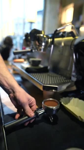 Μπαρίστα Φτιάχνει Καφέ Διαδικασία Παρασκευής Ποτού Στο Coffeeshop Κινηματογραφικό Κλείσιμο — Αρχείο Βίντεο