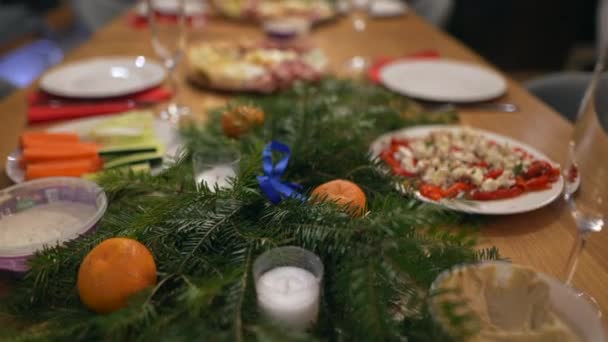 Close Shot Przyjaciół Świętowanie Stołu Serwowane Smacznych Posiłków Świąteczny Stół — Wideo stockowe