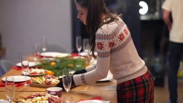 Schöne Mädchen Kochen Für Weihnachtsfeier Hochwertiges Filmmaterial — Stockvideo