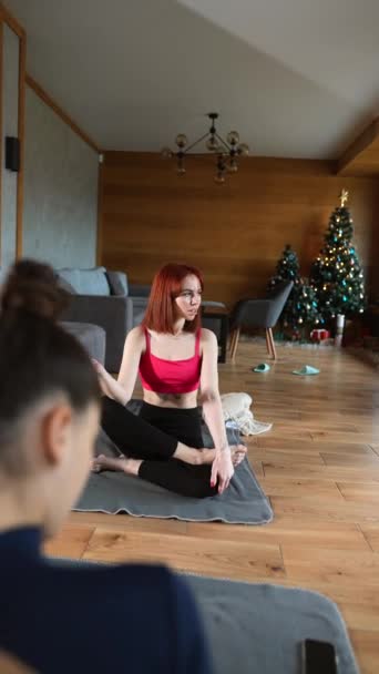 Twee Mooie Meisjes Doen Yoga Oefeningen Thuis Stretching Lichamen Geconcentreerd — Stockvideo