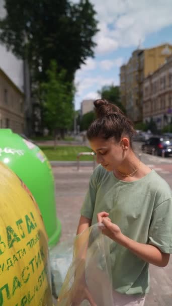 Fiatal Felnőtt Lány Egy Műanyag Palackot Dob Egy Speciális Tartályba — Stock videók