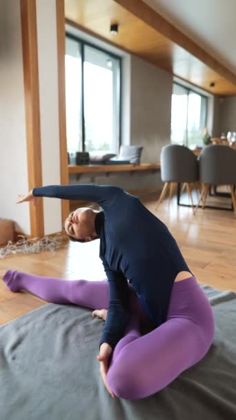 Două Fete Frumoase Fac Exerciții Yoga Domiciliu Care Întind Corpuri — Videoclip de stoc