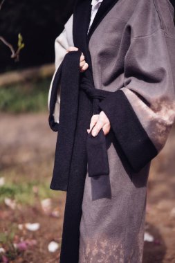 Kiraz çiçekli kimono giyen güzel, dramatik genç bir kadın, sakura manzaralı. Yüksek kalite fotoğraf