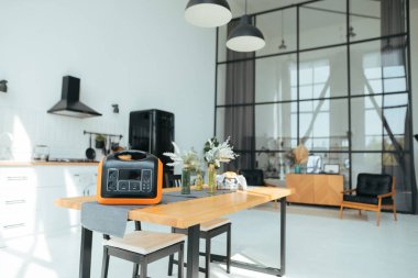 Evde taşınabilir elektrik santrali var. Yüksek kalite fotoğraf