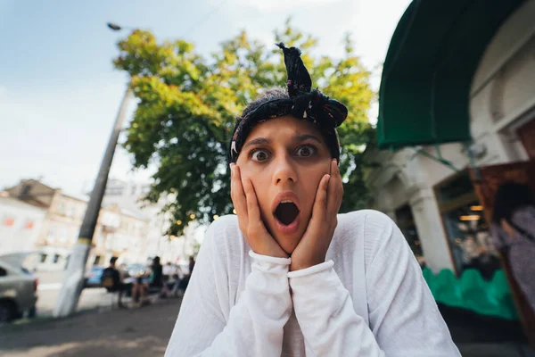 Όμορφη Νεαρή Κοπέλα Είναι Σοκαρισμένη Στη Βεράντα Συναισθηματική Αντίδραση Κορίτσι — Φωτογραφία Αρχείου