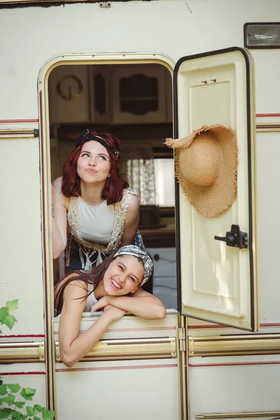 Amigos Hippies Felizes Estão Divertindo Juntos Trailer Férias Férias Conceito — Fotografia de Stock