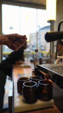 Barista kahve yapıyor. Kahve dükkanında içki hazırlama süreci. 4K, Makro Sinema Kapanışı. 