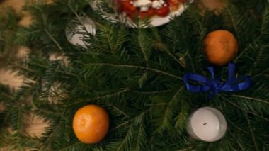 Yakın çekimde, arkadaşlarının yemek masasını lezzetli yemeklerle kutluyorlar. Noel 'de parti masasında yemek ve içecek konsepti 4K görüntüler. Yüksek kalite 4k görüntü