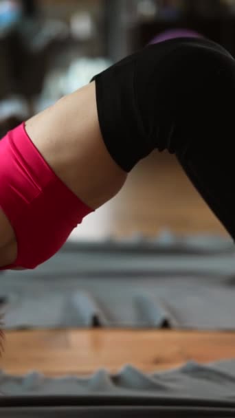 Zwei Schöne Mädchen Machen Hause Yoga Übungen Und Dehnen Körper — Stockvideo