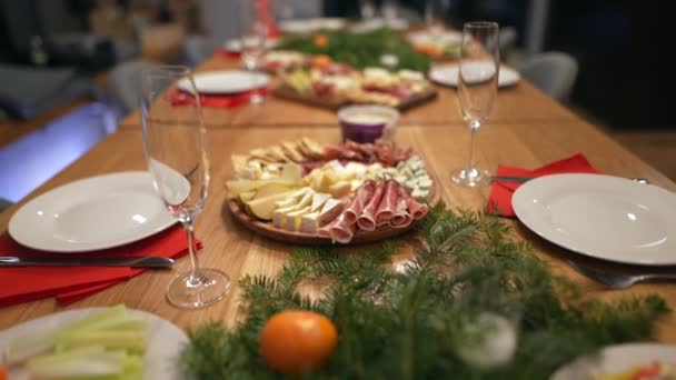 友人のお祝いのディナーテーブルのショットを閉じるおいしい食事を提供しています クリスマスのホリデーパーティーテーブル 食べ物と飲み物のコンセプト4K映像 高品質4K映像 スローモーション — ストック動画