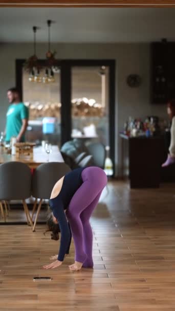Bella Ragazza Sta Facendo Esercizi Yoga Casa Stretching Corpo Casa — Video Stock