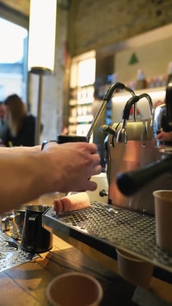 Barista Fazer Café Processo Fazer Bebida Café Hop Macro Cinematic — Vídeo de Stock