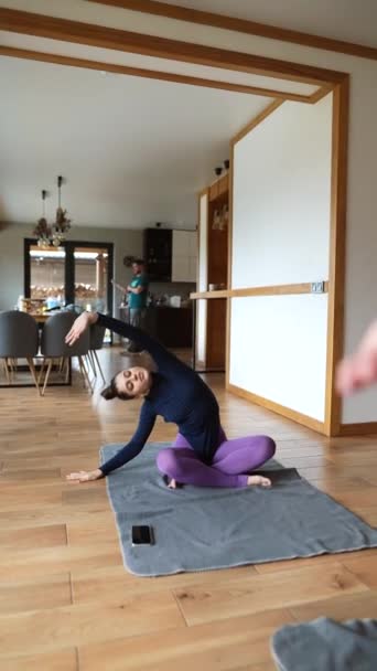 Due Belle Ragazze Stanno Facendo Esercizi Yoga Casa Stretching Corpi — Video Stock