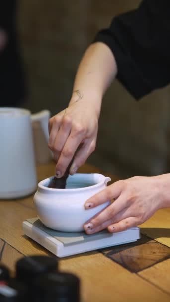 Ahşap Masa Arkasında Beyaz Kasede Yeşil Çay Yapma Süreci Kahverengi — Stok video