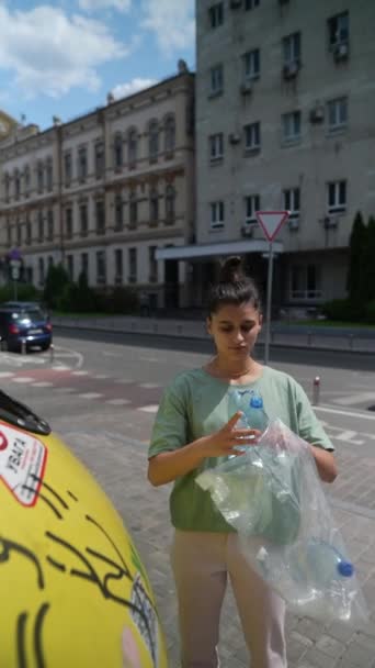 Ein Junges Erwachsenes Mädchen Wirft Eine Plastikflasche Einen Speziellen Behälter — Stockvideo