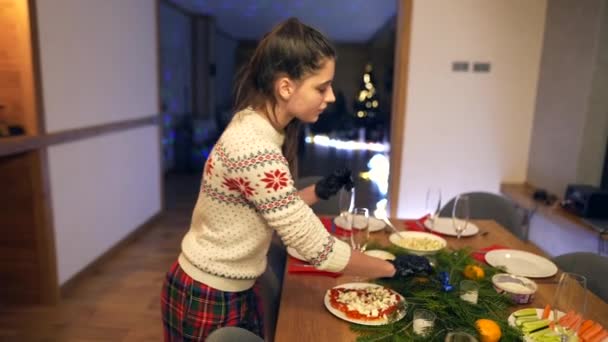 Schöne Mädchen Bereitet Dekorationen Auf Dem Holztisch Mit Mahlzeiten Für — Stockvideo