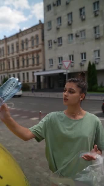 Lány Egy Műanyag Palackot Dob Egy Speciális Tartályba Műanyag Újrahasznosítás — Stock videók