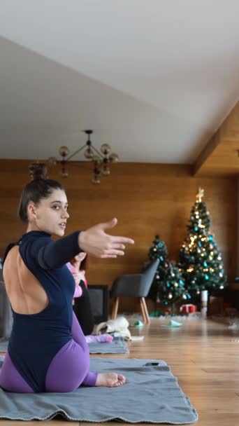Две Красивые Девушки Делают Упражнения Йоги Дома Растягивая Тела Сосредоточены — стоковое видео