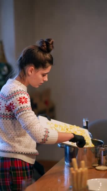 Mooi Meisje Dat Kookt Voor Het Kerstfeest Hoge Kwaliteit Beeldmateriaal — Stockvideo