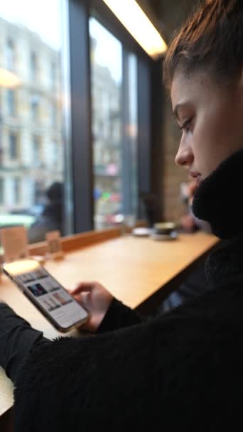 Närbild Porträtt Ung Vacker Flicka Dricka Kaffe Med Hjälp Smartphone — Stockvideo