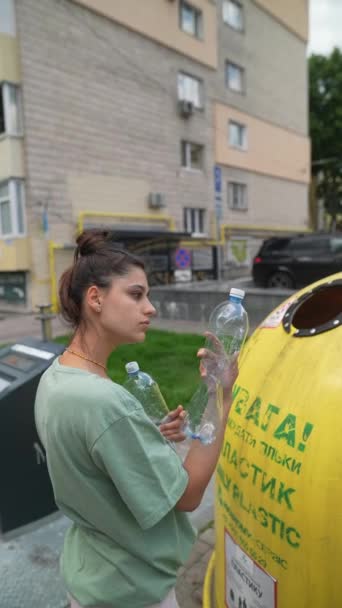 Κορίτσι Πετάει Ένα Πλαστικό Μπουκάλι Ένα Ειδικό Δοχείο Ανακύκλωση Πλαστικού — Αρχείο Βίντεο
