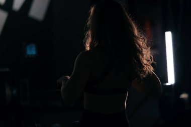 Atletik Güzel Kadın Çapraz Spor Yapıyor, Vücut Geliştirme Spor Salonu Rutini