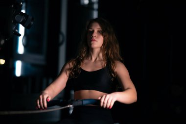 Atletik Güzel Kadın Çapraz Spor Yapıyor, Vücut Geliştirme Spor Salonu Rutini