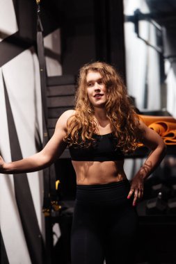 Atletik Güzel Kadın Çapraz Spor Yapıyor, Vücut Geliştirme Spor Salonu Rutini