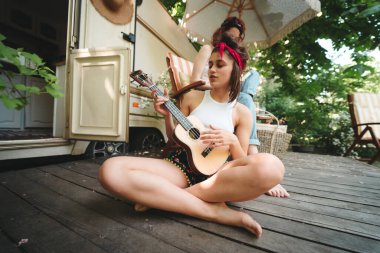 Mutlu hippi arkadaşlar karavanda iyi vakit geçiriyorlar. Tatil, tatil, gezi konsepti. Yüksek kalite fotoğraf