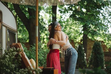 Mutlu hippi arkadaşlar karavanda iyi vakit geçiriyorlar. Tatil, tatil, gezi konsepti. Yüksek kalite fotoğraf