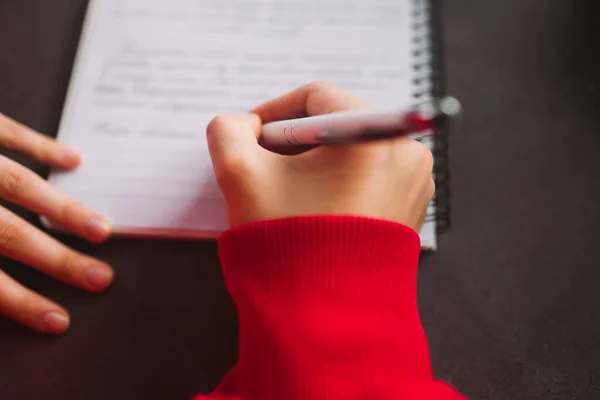Visão Superior Close Mulheres Mão Segurando Lápis Escrever Informações Caderno — Fotografia de Stock