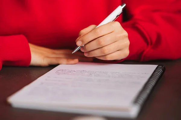Close Mão Das Mulheres Segurando Lápis Escrever Informações Caderno Foto — Fotografia de Stock