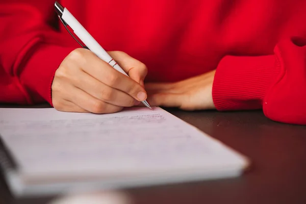 Close Mão Das Mulheres Segurando Lápis Escrever Informações Caderno Foto — Fotografia de Stock