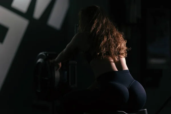 Athletic Beautiful Woman Gör Sitt Kors Fitness Bodybuilding Gym Training — Stockfoto