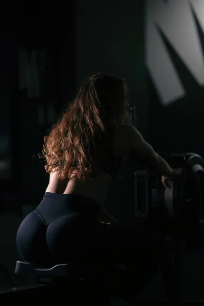 Atletik Güzel Kadın Çapraz Spor Yapıyor Vücut Geliştirme Spor Salonu — Stok fotoğraf