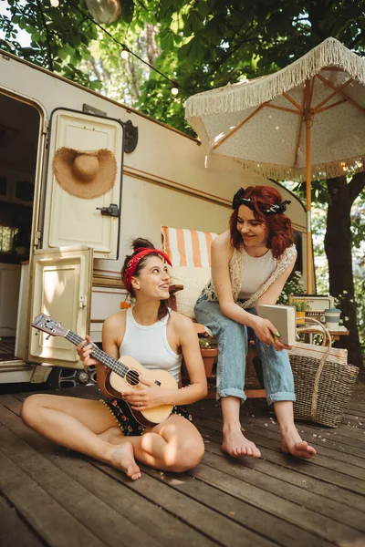 Happy Hippie Meninas Estão Divertindo Com Tocar Guitarra Trailer Campista — Fotografia de Stock