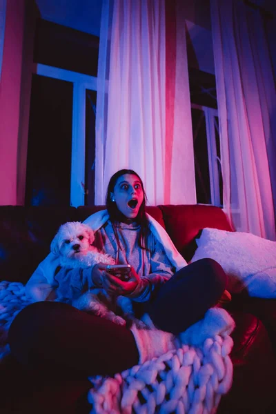 Красивая Молодая Девушка Дома Темной Комнате Играет Своей Собакой Сидит — стоковое фото