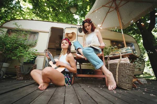 Amigos Hippies Felizes Estão Divertindo Juntos Trailer Campista Férias Férias — Fotografia de Stock