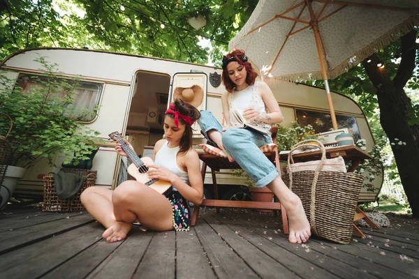 Amigos Hippies Felizes Estão Divertindo Juntos Trailer Campista Férias Férias — Fotografia de Stock
